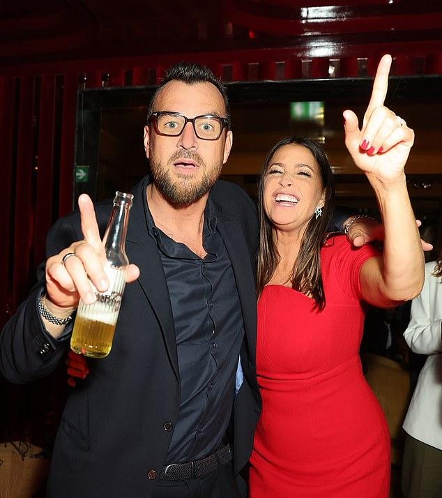 Однако в 2015 году злополучная пара вновь сошлась, и Джордж сделал предложение всего два года спустя.