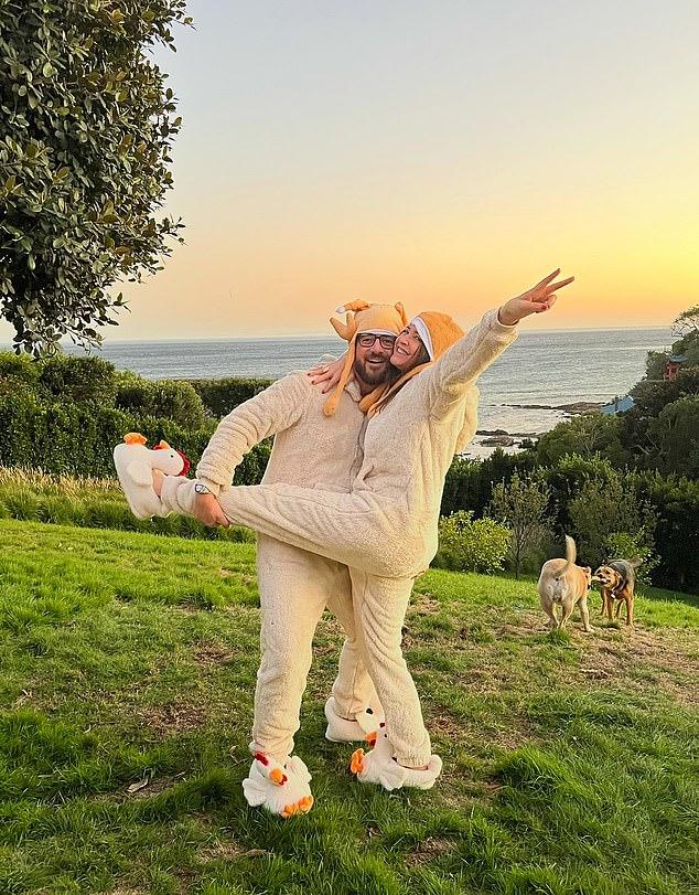 Забавные кадры запечатлели их наряды: стимпанк-костюмы с перьями и одинаковые пижамы-цыплят с тапочками и шапками.