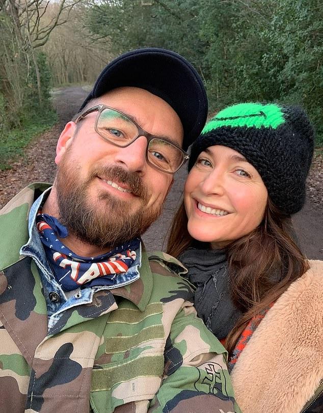 Лиза Сноудон отпраздновала 10-летие с женихом Джорджем Смартом, опубликовав нежный пост в соцсетях в честь этого события.