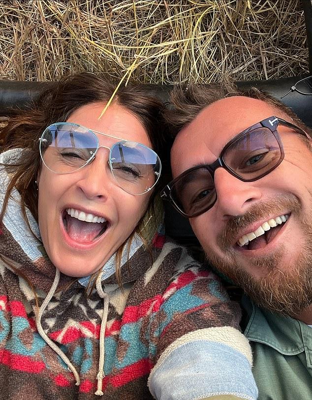 Лиза, подписывая фото их романа, признала: было нелегко, но она с восторгом ждет "много-много лет" вместе.