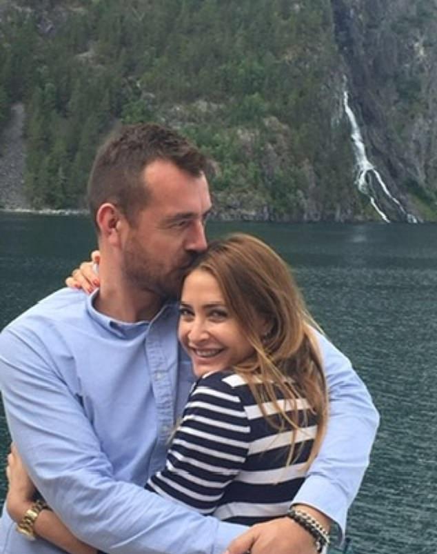 53-летняя модель и 44-летний основатель коммуникационной фирмы встречались впервые более 20 лет назад: она была диджеем MTV, а он руководил мероприятиями канала.