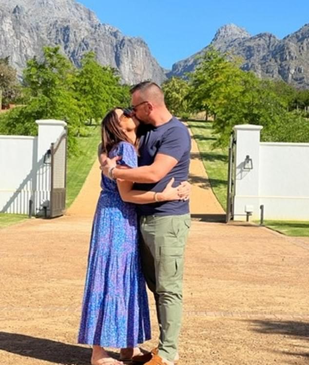 Безумно влюбленная Лиза в четверг поделилась в Instagram серией их совместных снимков за последнее десятилетие, показав, что их чувства сильны как никогда.