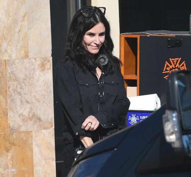 В Нью-Джерси полным ходом идут съемки нового криминального триллера. Кортни замечена на площадке ранее в этом месяце.