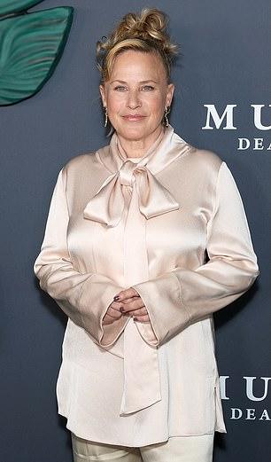 Звезда «Друзей» режиссирует проект, вдохновленный док. сериалом 2018 года «Злой гений» о дьявольском ограблении банка. Патрисия замечена в октябре в Нью-Йорке.