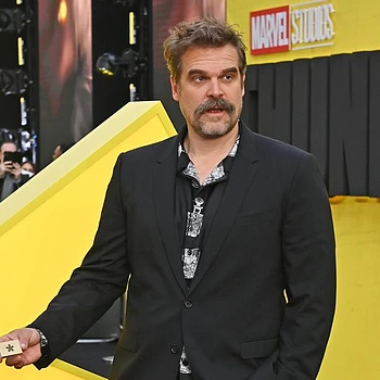 Дэвид Харбор и Милли Бобби Браун пересекутся на премьере 5-го сезона «Очень странных дел» на фоне сообщений о предполагаемой напряженности между ними