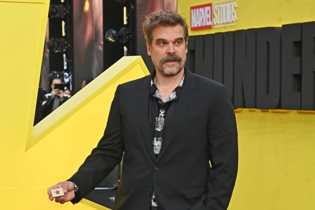 Дэвид Харбор и Милли Бобби Браун пересекутся на премьере 5-го сезона «Очень странных дел» на фоне сообщений о предполагаемой напряженности между ними