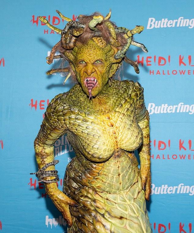 Костюм Медузы на Хэллоуин сделал Клум абсолютно неузнаваемой в пятницу.