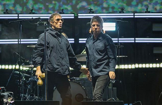 Лиама поспешили защитить, заявив, что фанатам не стоит одержимо требовать совершенства. На фото: Лиам и Ноэль выступили в Мельбурне в прошлую пятницу.