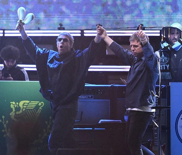 На Reddit фанаты критикуют вокал Лиама, отмечая, что ему трудно петь свои любимые песни.