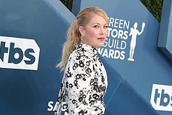 Кристина Эпплгейт назвала «отвратительным» обращение с командой в кроссовер-эпизодах «Настоящих домохозяек Солт-Лейк-Сити» и «Под палубой»