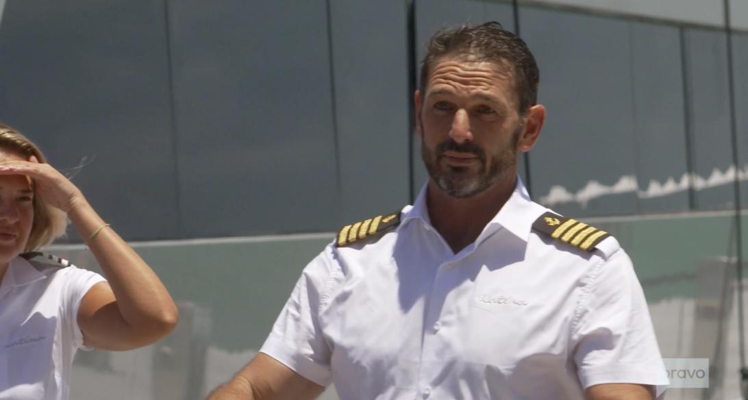 Капитан Джейсон Чемберс в белой капитанской форме.