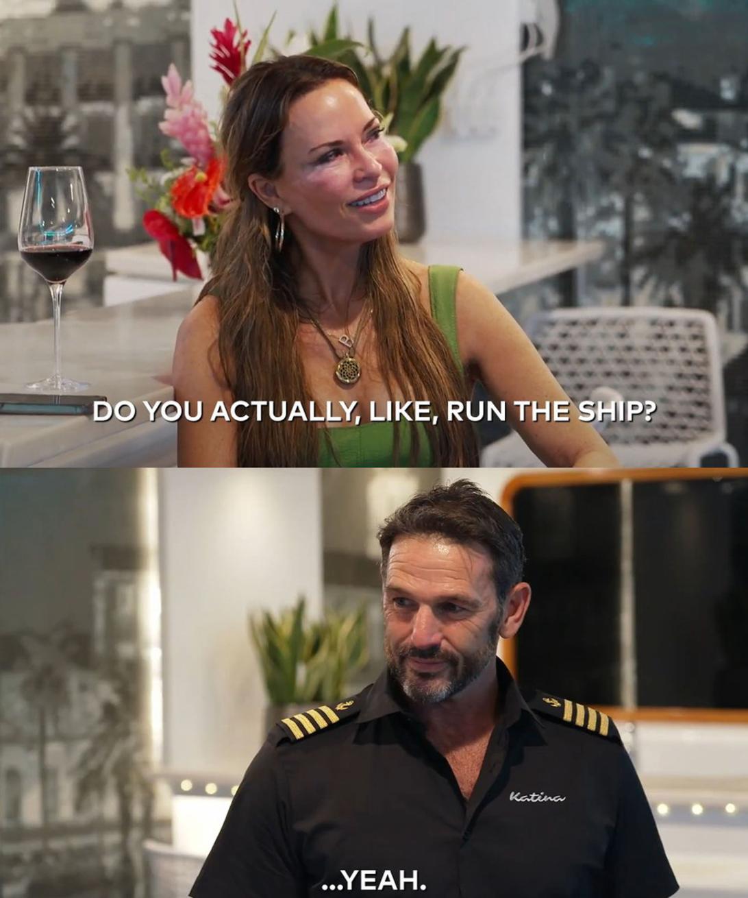 На двух кадрах: женщина с длинными волосами спрашивает: "Ты *действительно* управляешь кораблем?" Затем — мужчина в черной форме капитана.