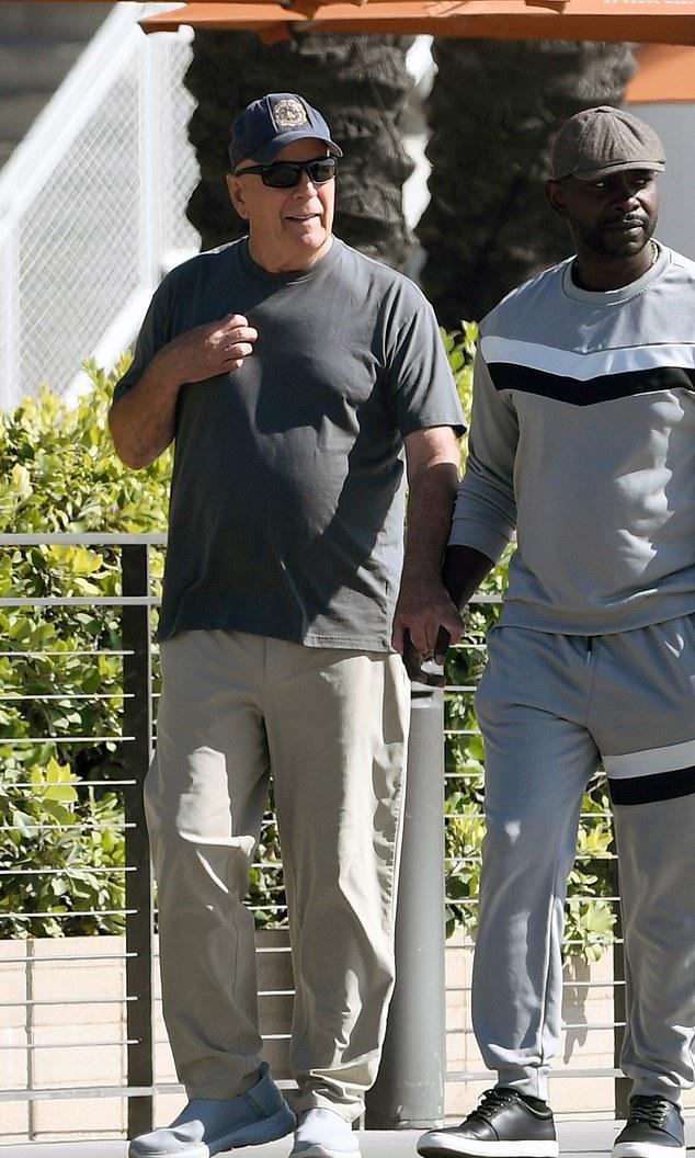 Он шел, сияя улыбкой и излучая хорошее настроение.