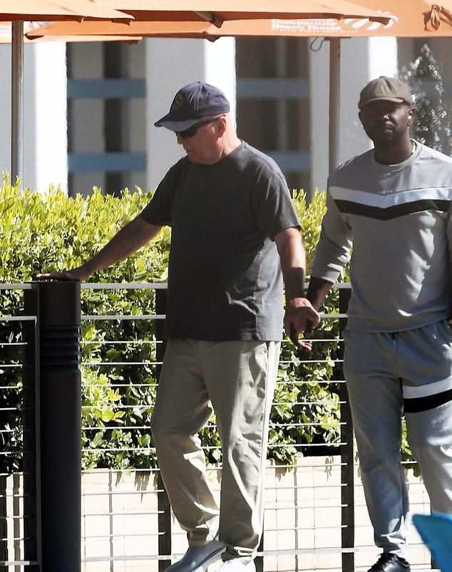 В какой-то момент Уиллис потянулся другой рукой к перилам, словно ища опоры.