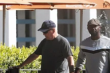 Брюс Уиллис был замечен держащим за руку своего опекуна во время редкого появления на публике в четверг на фоне его борьбы с лобно-височной деменцией