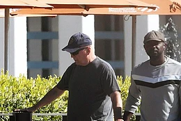 Брюс Уиллис был замечен держащим за руку своего опекуна во время редкого появления на публике в четверг на фоне его борьбы с лобно-височной деменцией