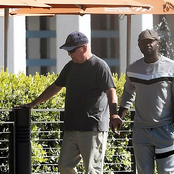 Брюс Уиллис был замечен держащим за руку своего опекуна во время редкого появления на публике в четверг на фоне его борьбы с лобно-височной деменцией