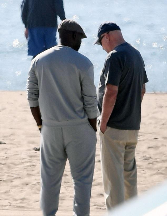 Звезда и его сопровождающий позже пообщались, любуясь морскими пейзажами.