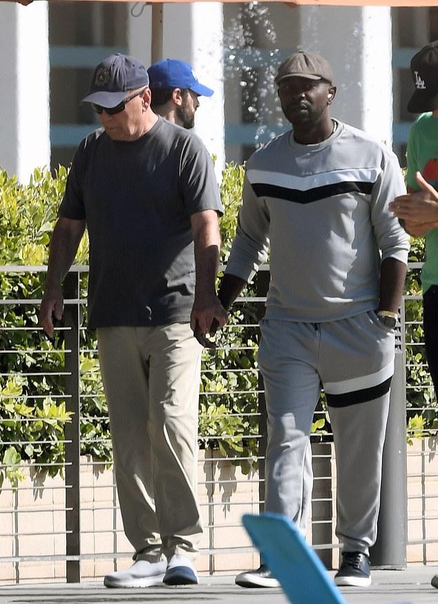 Звезда «Крепкого орешка» насладился солнечной прогулкой по пляжу Лос-Анджелеса.