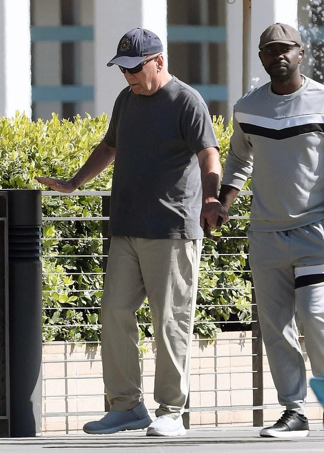 Голливудская икона, перевезенная из родного дома в отдельный под круглосуточную опеку, крепко держала руку сиделки во время прогулки.