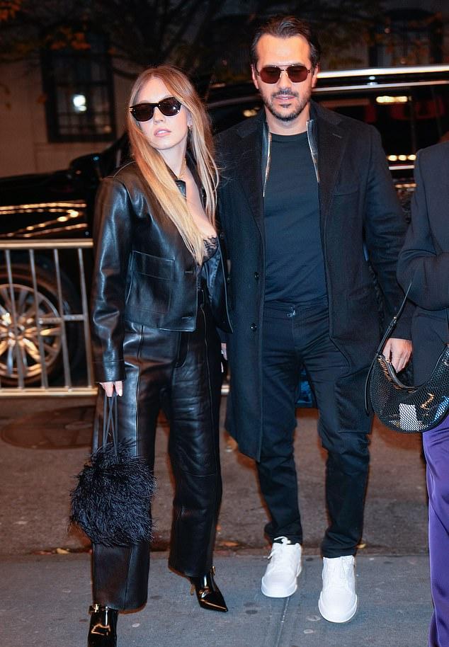 Суини и Давино, обручившиеся в начале 2022 после многолетних отношений, ранее тщательно скрывали личную жизнь; их фото: Нью-Йорк, декабрь.