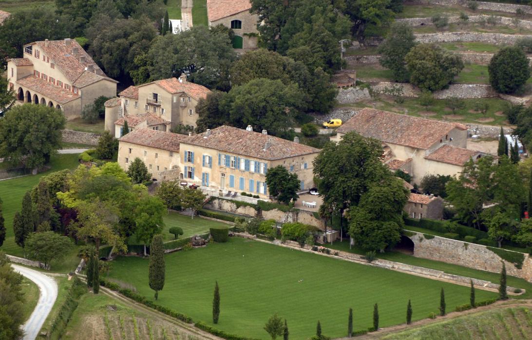 Анджелина Джоли посетовала на продолжающееся напряжение в судебной тяжбе с Брэдом Питтом из-за их винодельни Château Miraval в недавно обнародованных электронных письмах