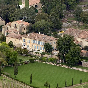 Анджелина Джоли посетовала на продолжающееся напряжение в судебной тяжбе с Брэдом Питтом из-за их винодельни Château Miraval в недавно обнародованных электронных письмах