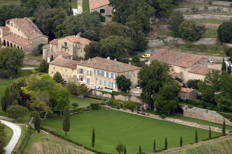 Анджелина Джоли посетовала на продолжающееся напряжение в судебной тяжбе с Брэдом Питтом из-за их винодельни Château Miraval в недавно обнародованных электронных письмах