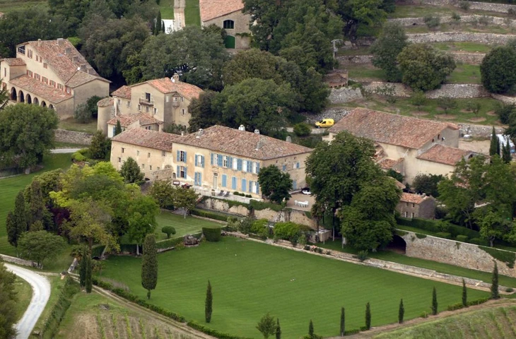 Анджелина Джоли посетовала на продолжающееся напряжение в судебной тяжбе с Брэдом Питтом из-за их винодельни Château Miraval в недавно обнародованных электронных письмах