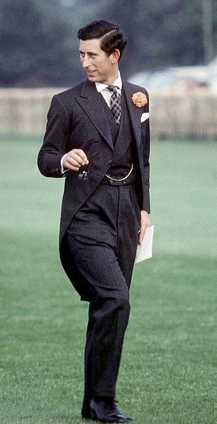 Чарльз носил похожий костюм на поло-турнире в Аскоте в 1979 году (на фото).