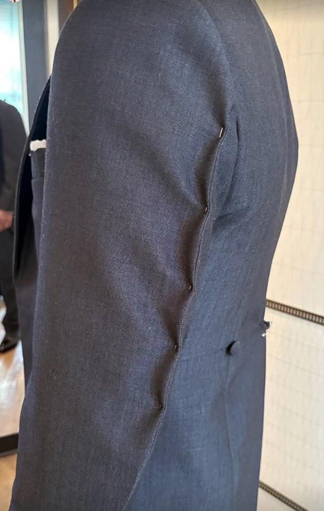 Элегантная тройка среднего веса создана из тончайшего британского шерстяного мохера и украшена изысканными королевскими акцентами.