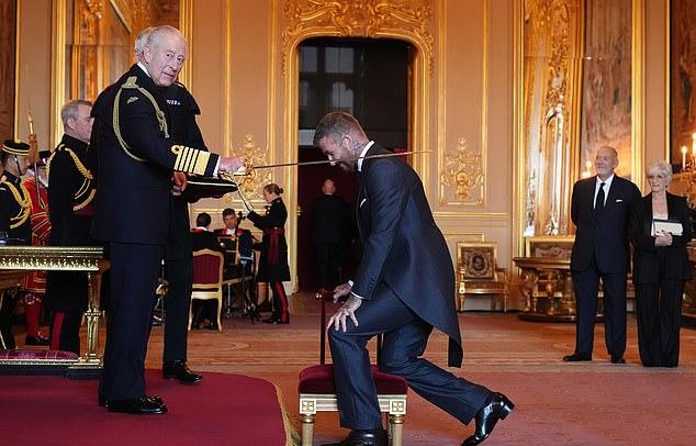 Было весьма уместно, что Виктория одела Дэвида для самого гордого момента его жизни – посвящения в рыцари королем Карлом.