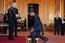 Виктория Бекхэм случайно обнаружила досадную ошибку в костюме, который она разработала для церемонии посвящения Дэвида Бекхэма в рыцари