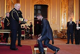 Виктория Бекхэм случайно обнаружила досадную ошибку в костюме, который она разработала для церемонии посвящения Дэвида Бекхэма в рыцари