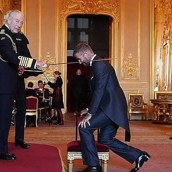 Виктория Бекхэм случайно обнаружила досадную ошибку в костюме, который она разработала для церемонии посвящения Дэвида Бекхэма в рыцари