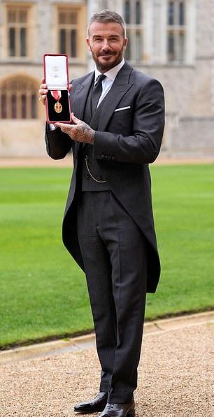 По поручению сэра Дэвида дизайнер, используя старые фото Чарльза в таком же визитке, создала свое первое мужское изделие.