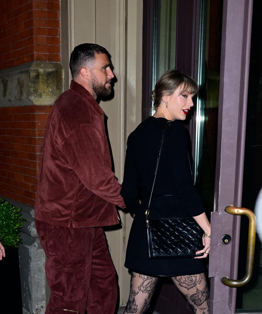 Тейлор Свифт и Трэвис Келси, держась за руки, появились у клуба Zero Bond в Нью-Йорке.