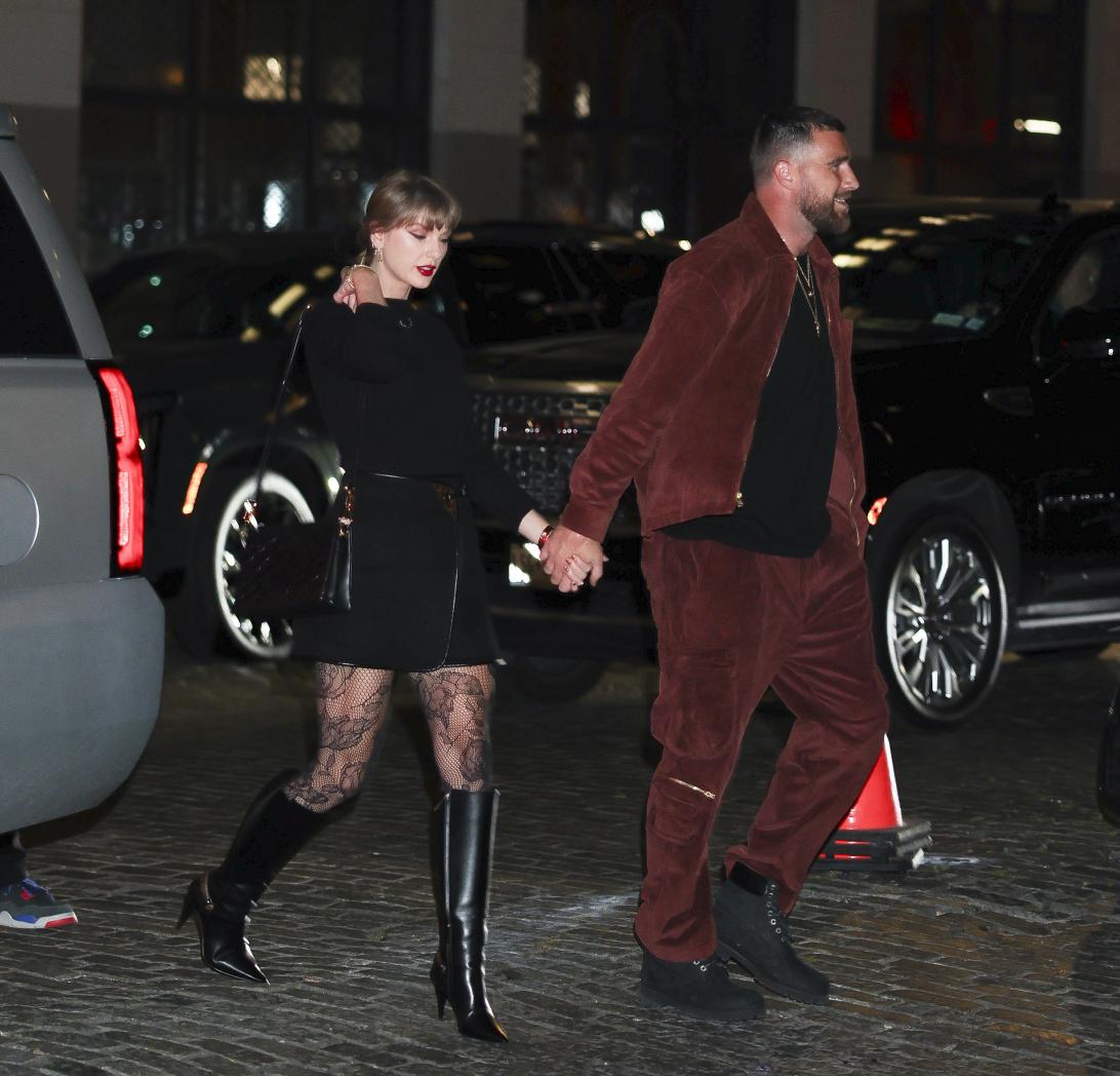 Тейлор Свифт и Трэвис Келси замечены на ночной прогулке, нежно держащимися за руки.