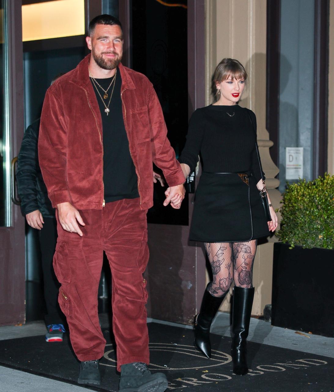 Тейлор Свифт и Трэвис Келси покидают Zero Bond, держась за руки.