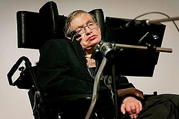 Рассел Ховард вспомнил неловкий момент, когда пытался рассмешить Стивена Хокинга, но его заглушил Джимми Карр