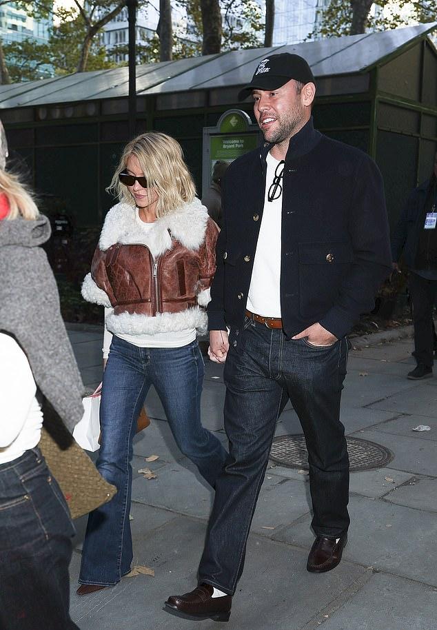 Руус (Daily Mail) пояснил: дело не в возрасте, а в том, что мудрый человек вселяет ощущение надежности — он останется и позаботится.