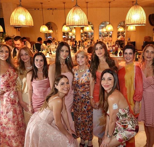 Все женщины были одеты в нежные весенние тона, волосы распущены.