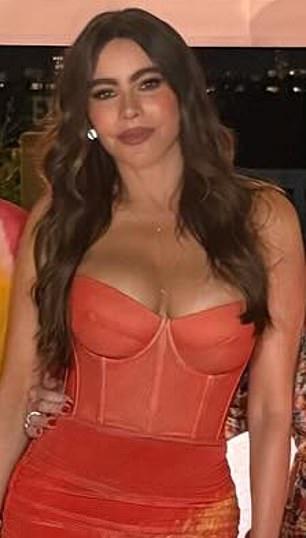 София была в красном платье с вырезом-сердечком.