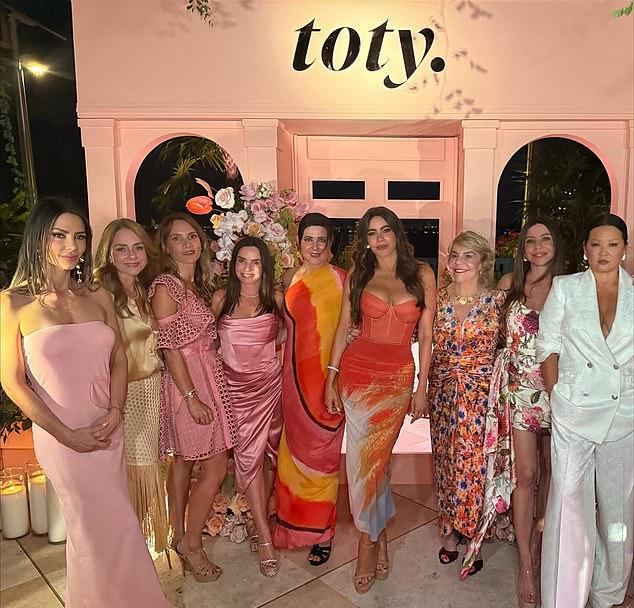 Братья и сестры выглядели великолепно, позируя на вечеринке Toty в Майами в кругу семьи и друзей.