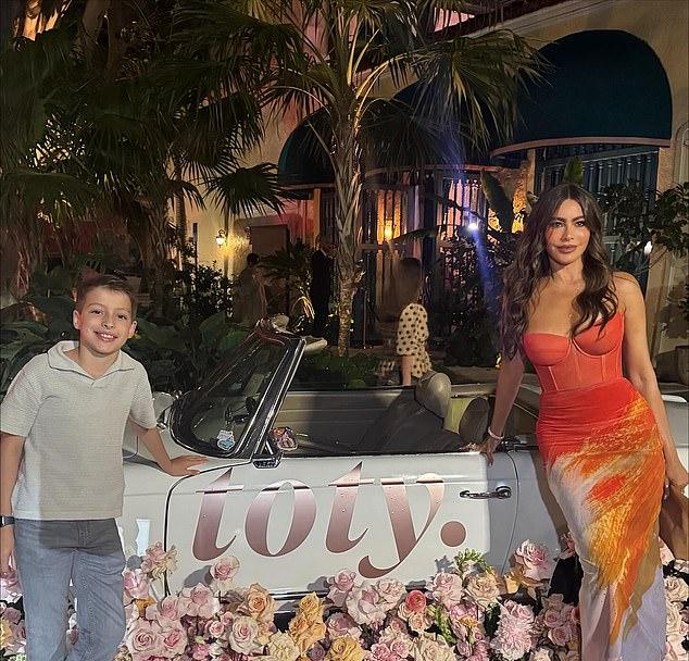 Эффектная колумбийка позировала с малышом у игрушечной машинки.