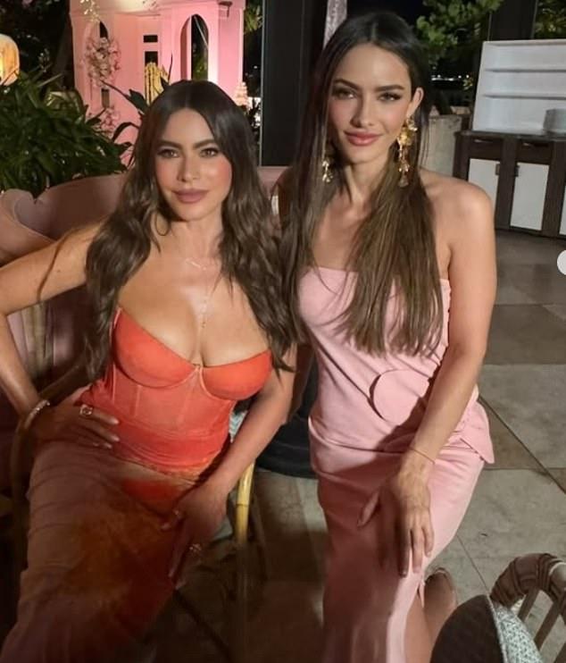 София Вергара (53) и её сестра Сандра (37), звезда Selling Sunset, редко позировали вместе на вечеринке Toty в Майами.