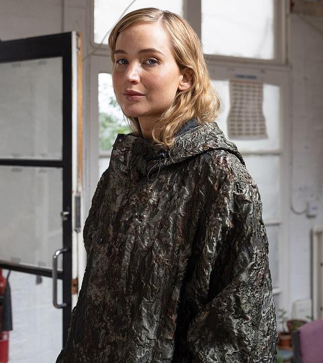 Лоуренс рассказала о своей "полной связи" с сыном Саем после его рождения, упомянув трудности возвращения к работе.