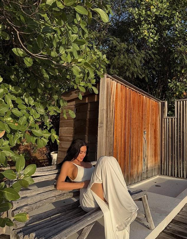 Экс-жена Канье Уэста была замечена на деревянной скамейке у уличного душа.