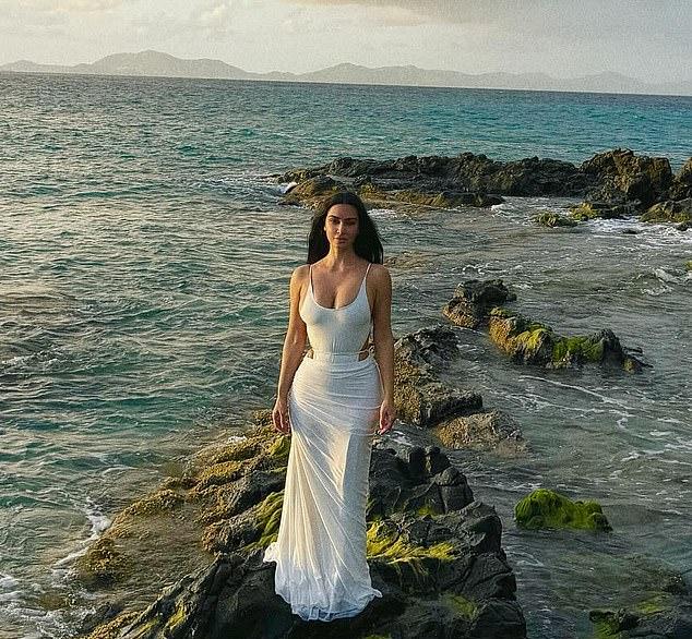 Ким Кардашьян опубликовала жаркие фото из Карибского моря с сестрами. Звезда в белом купальнике с глубоким вырезом и длинной прозрачной юбке.