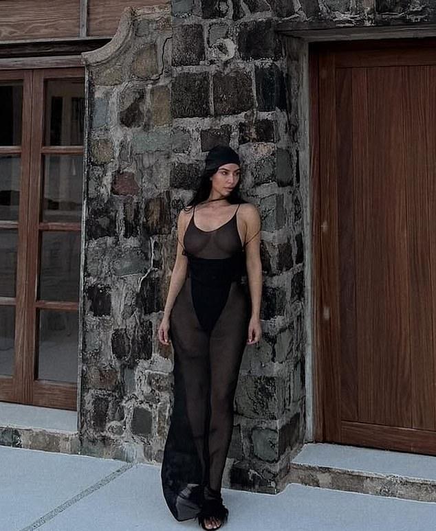 Очевидно, там было намного безопаснее для фотосъемки.